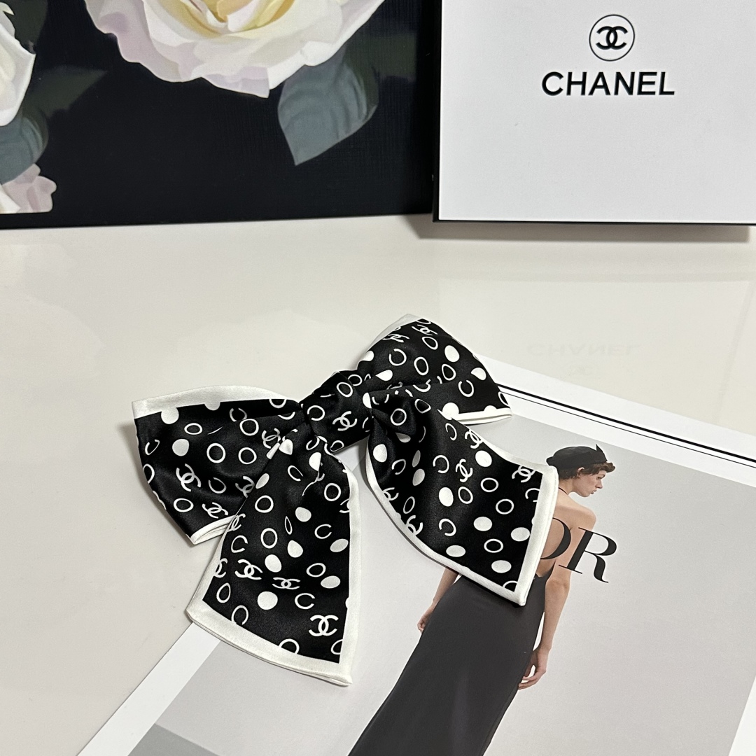  配专柜包装
Chanel（香奈儿）最新蝴蝶结中古发夹#
信我！人手必备的单品 这件必须买
洋气神仙颜值