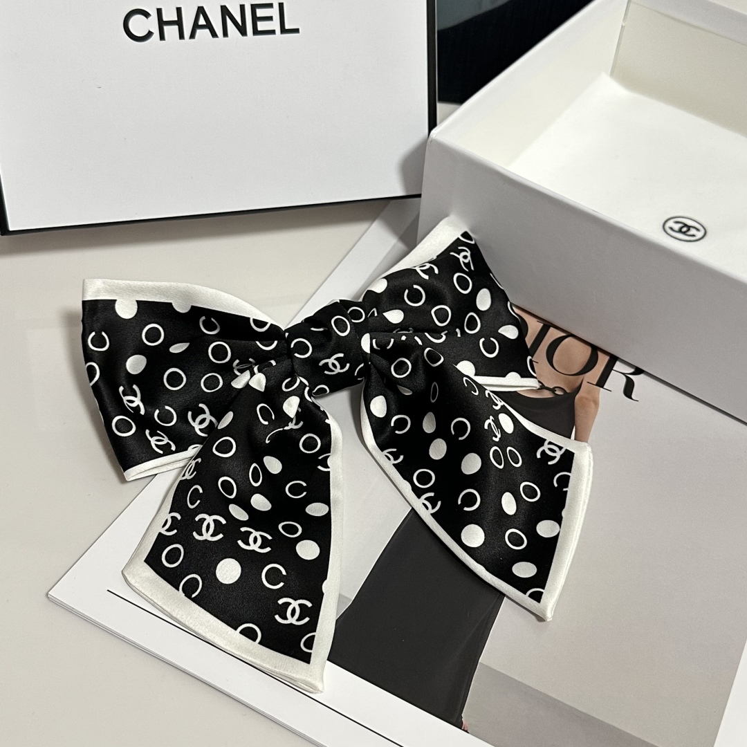  配专柜包装
Chanel（香奈儿）最新蝴蝶结中古发夹#
信我！人手必备的单品 这件必须买
洋气神仙颜值
