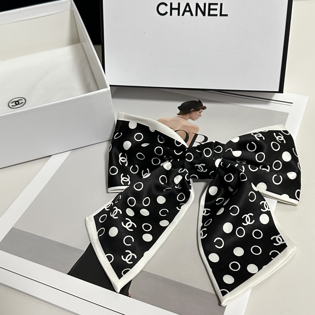  配专柜包装
Chanel（香奈儿）最新蝴蝶结中古发夹#
信我！人手必备的单品 这件必须买
洋气神仙颜值