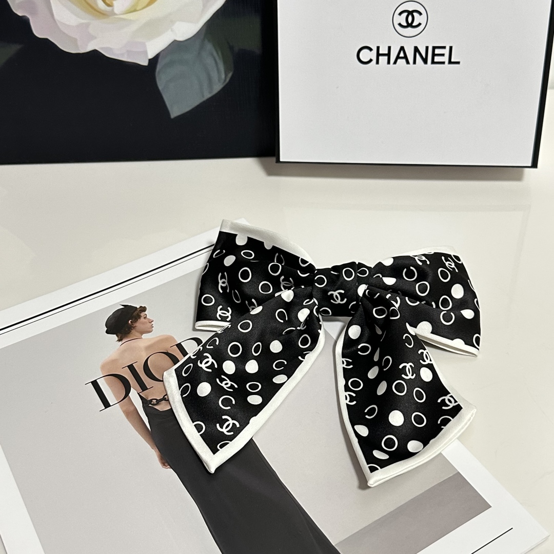  配专柜包装
Chanel（香奈儿）最新蝴蝶结中古发夹#
信我！人手必备的单品 这件必须买
洋气神仙颜值