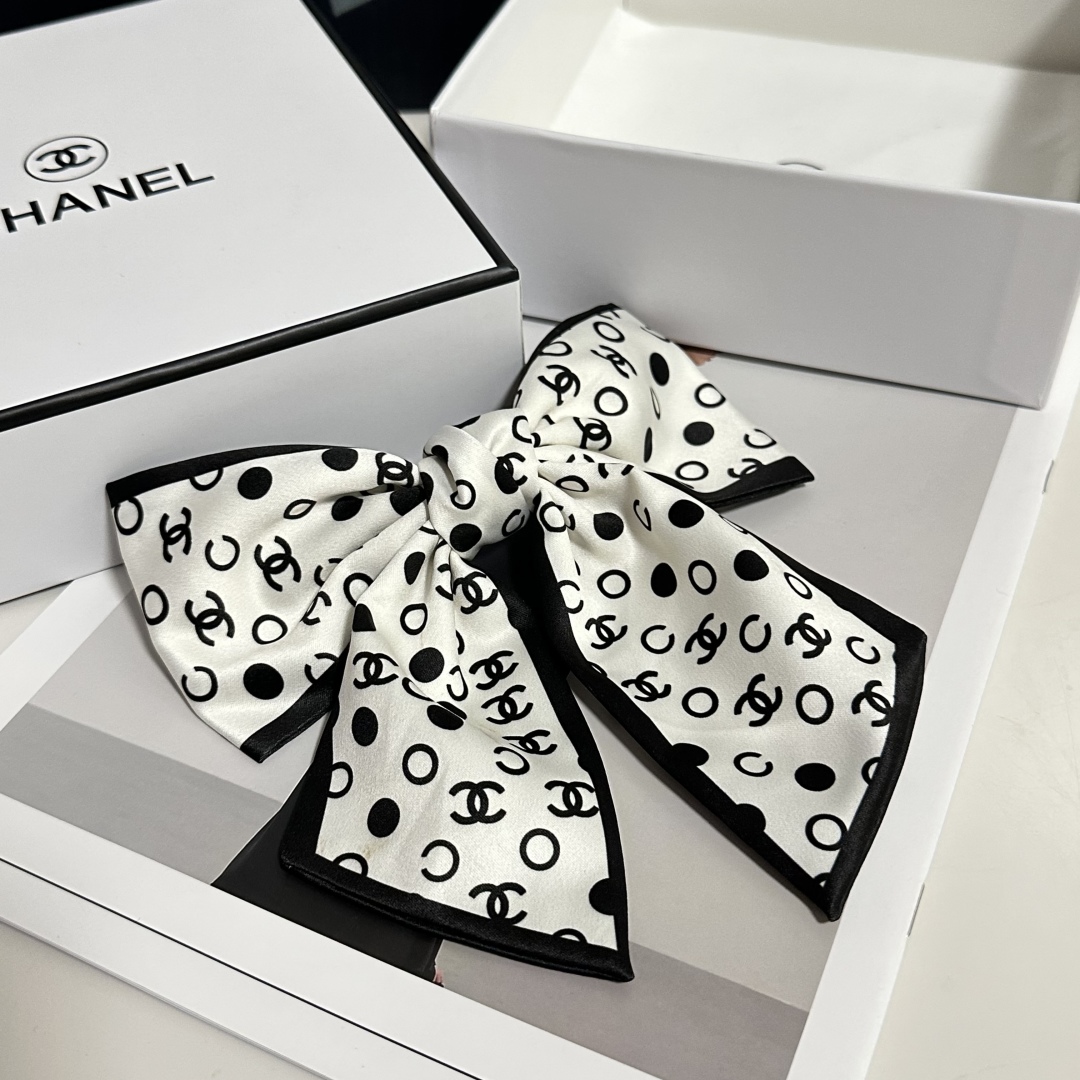  配专柜包装
Chanel（香奈儿）最新蝴蝶结中古发夹#
信我！人手必备的单品 这件必须买
洋气神仙颜值