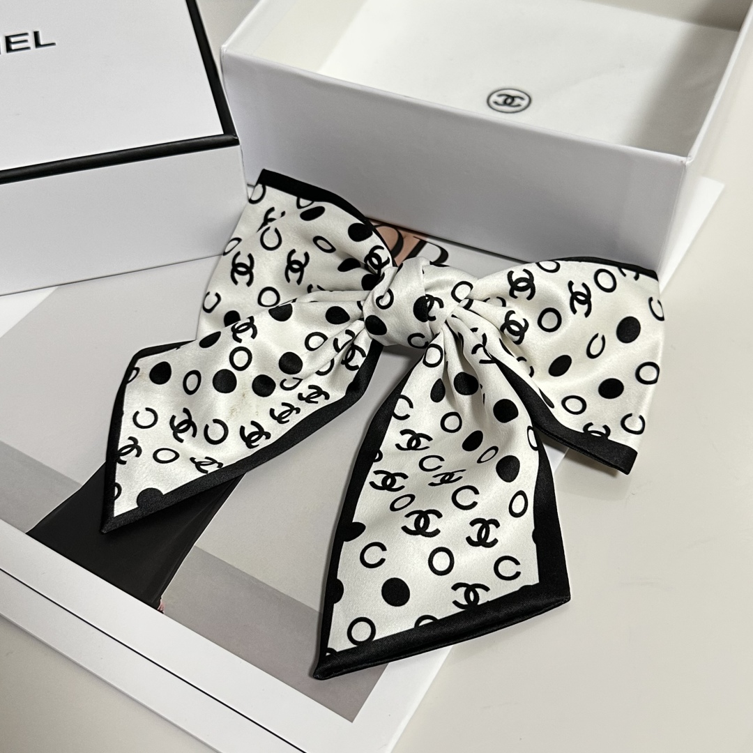  配专柜包装
Chanel（香奈儿）最新蝴蝶结中古发夹#
信我！人手必备的单品 这件必须买
洋气神仙颜值