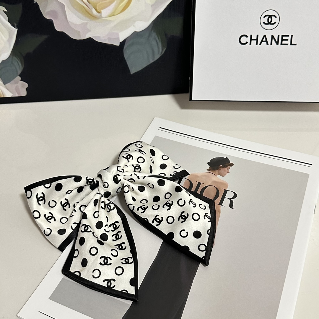  配专柜包装
Chanel（香奈儿）最新蝴蝶结中古发夹#
信我！人手必备的单品 这件必须买
洋气神仙颜值