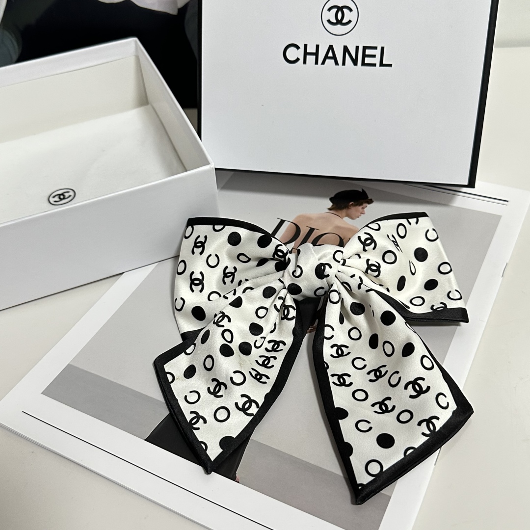  配专柜包装
Chanel（香奈儿）最新蝴蝶结中古发夹#
信我！人手必备的单品 这件必须买
洋气神仙颜值