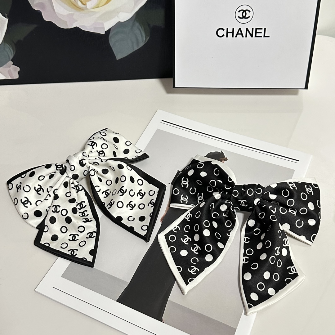  配专柜包装
Chanel（香奈儿）最新蝴蝶结中古发夹#
信我！人手必备的单品 这件必须买
洋气神仙颜值
