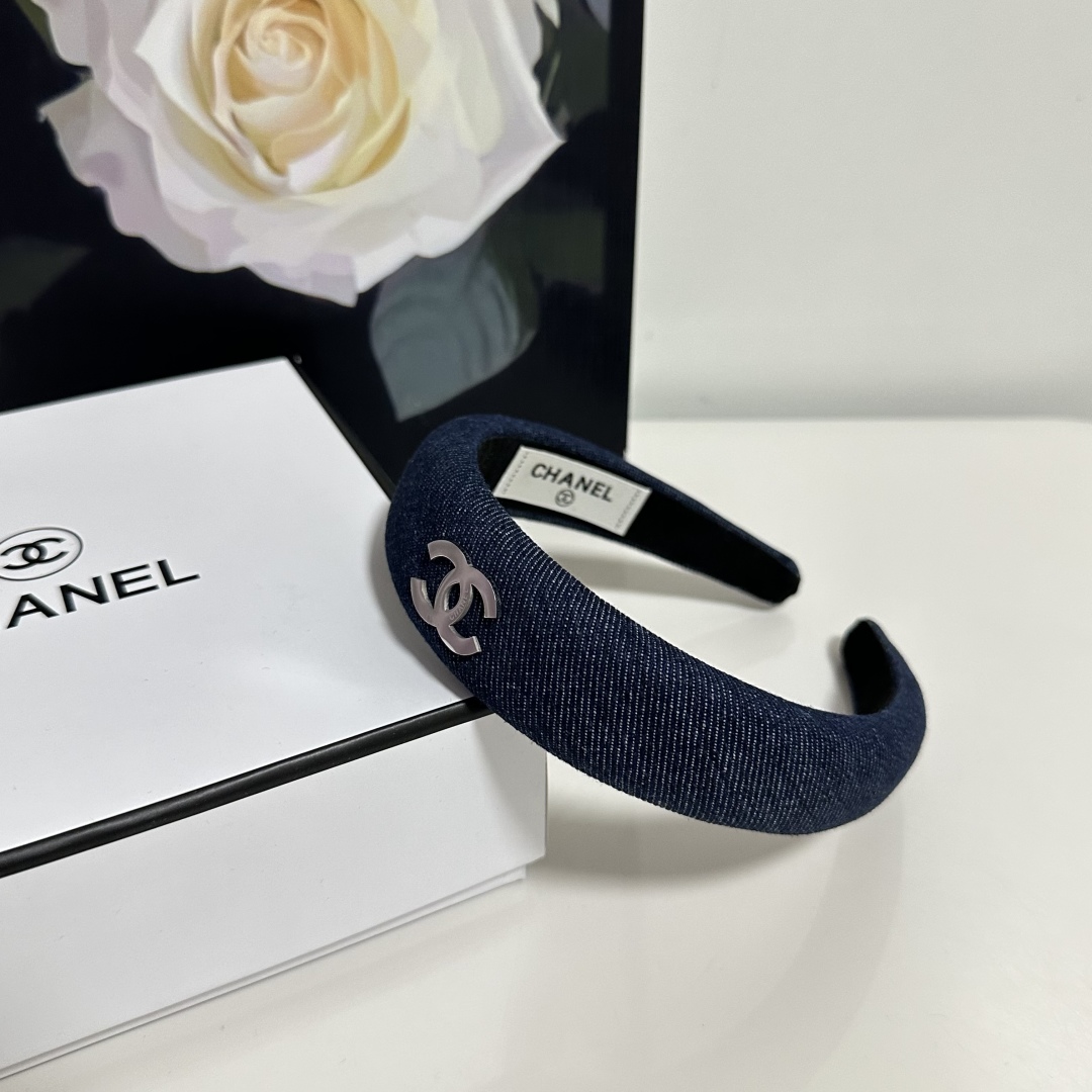  配专柜包装
Chanel（香奈儿）最新官网同款发箍
小仙女入手
特殊材质 不嘞头
可盐可甜～