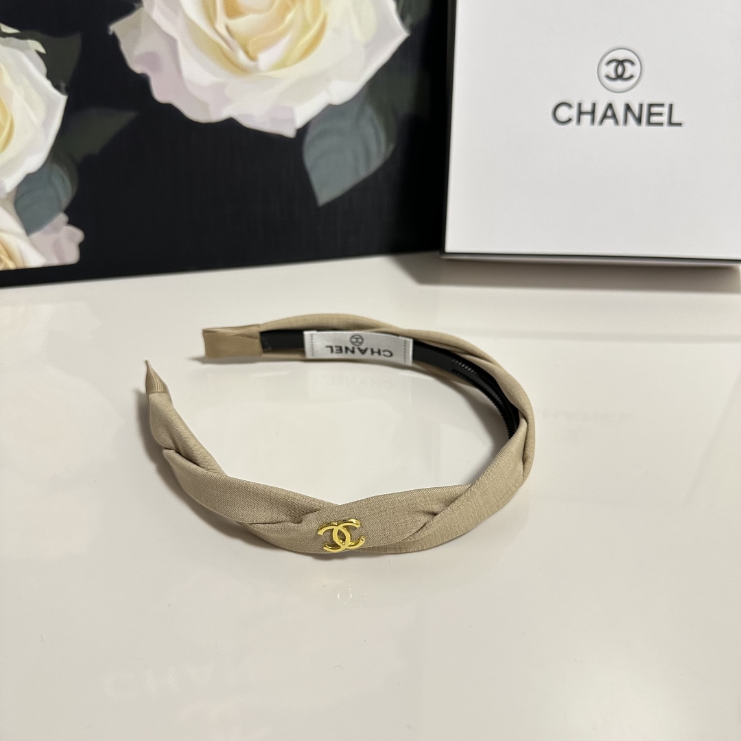  配专柜包装
Chanel（香奈儿）最新发箍
小仙女快入手
特殊材质 不嘞头
可盐可甜～