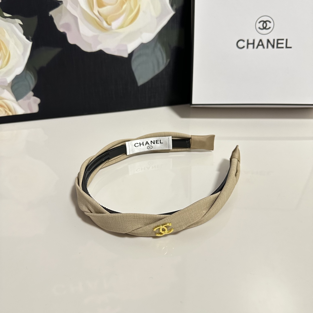  配专柜包装
Chanel（香奈儿）最新发箍
小仙女快入手
特殊材质 不嘞头
可盐可甜～