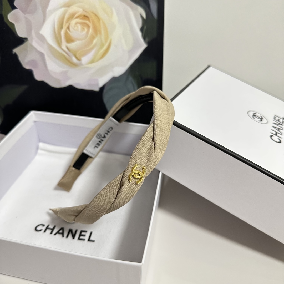  配专柜包装
Chanel（香奈儿）最新发箍
小仙女快入手
特殊材质 不嘞头
可盐可甜～