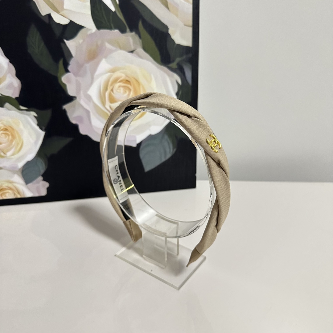  配专柜包装
Chanel（香奈儿）最新发箍
小仙女快入手
特殊材质 不嘞头
可盐可甜～