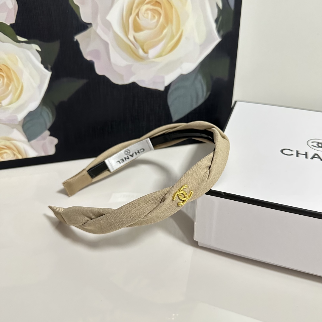  配专柜包装
Chanel（香奈儿）最新发箍
小仙女快入手
特殊材质 不嘞头
可盐可甜～