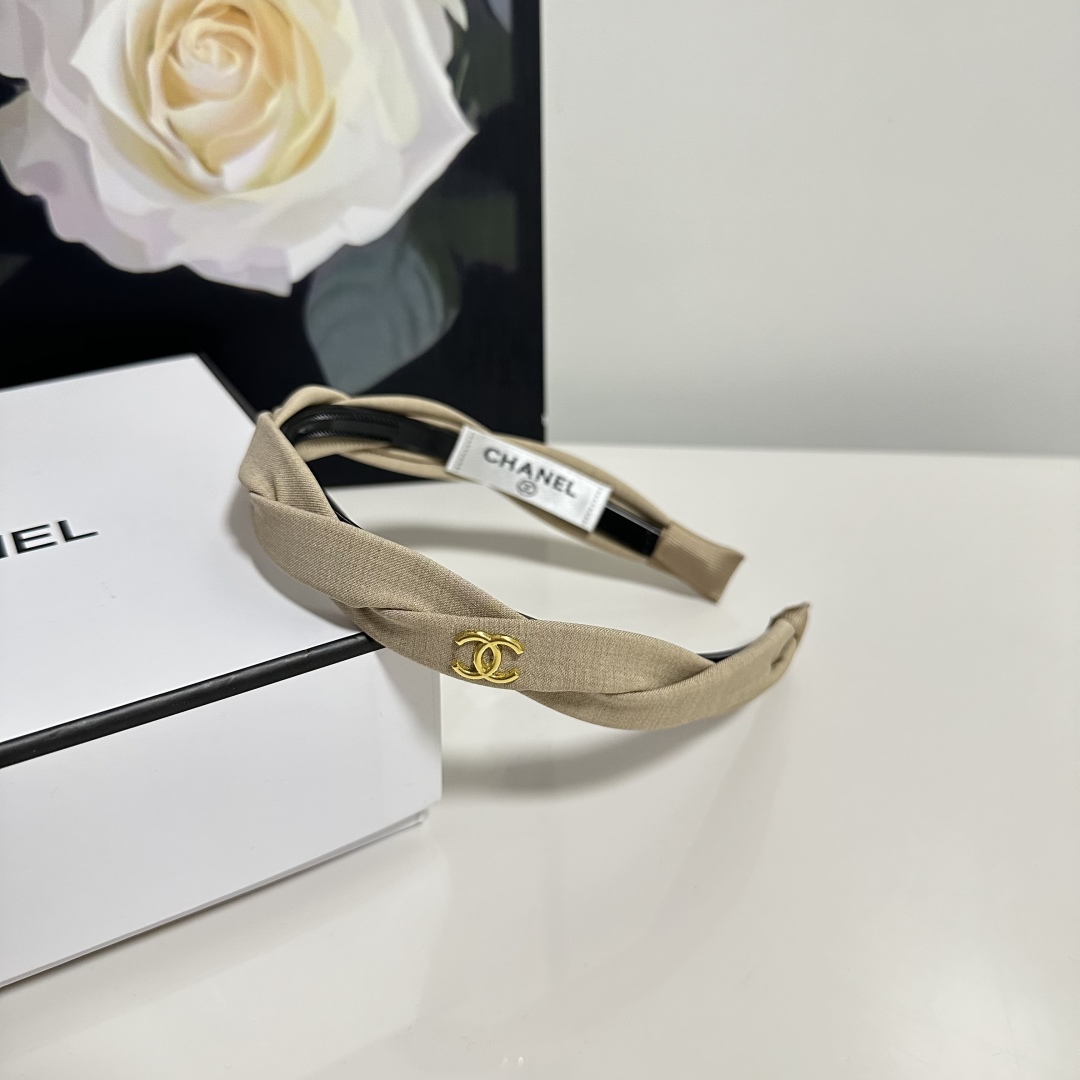  配专柜包装
Chanel（香奈儿）最新发箍
小仙女快入手
特殊材质 不嘞头
可盐可甜～