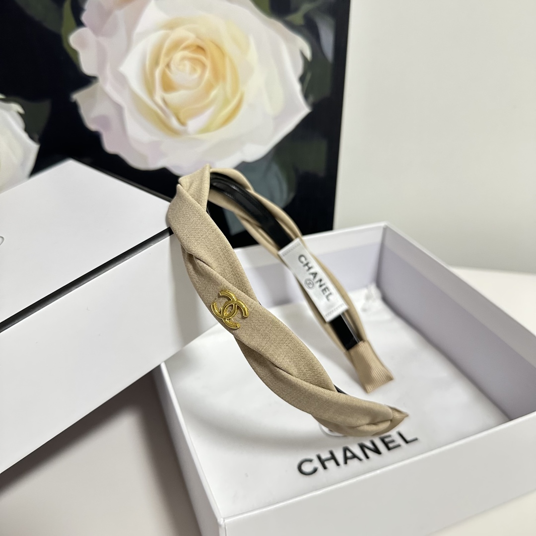  配专柜包装
Chanel（香奈儿）最新发箍
小仙女快入手
特殊材质 不嘞头
可盐可甜～