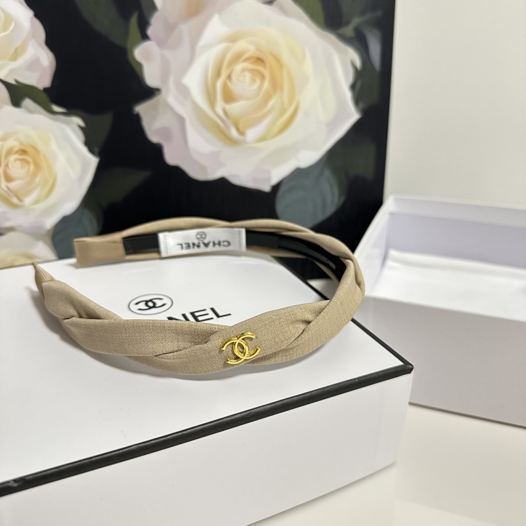  配专柜包装
Chanel（香奈儿）最新发箍
小仙女快入手
特殊材质 不嘞头
可盐可甜～