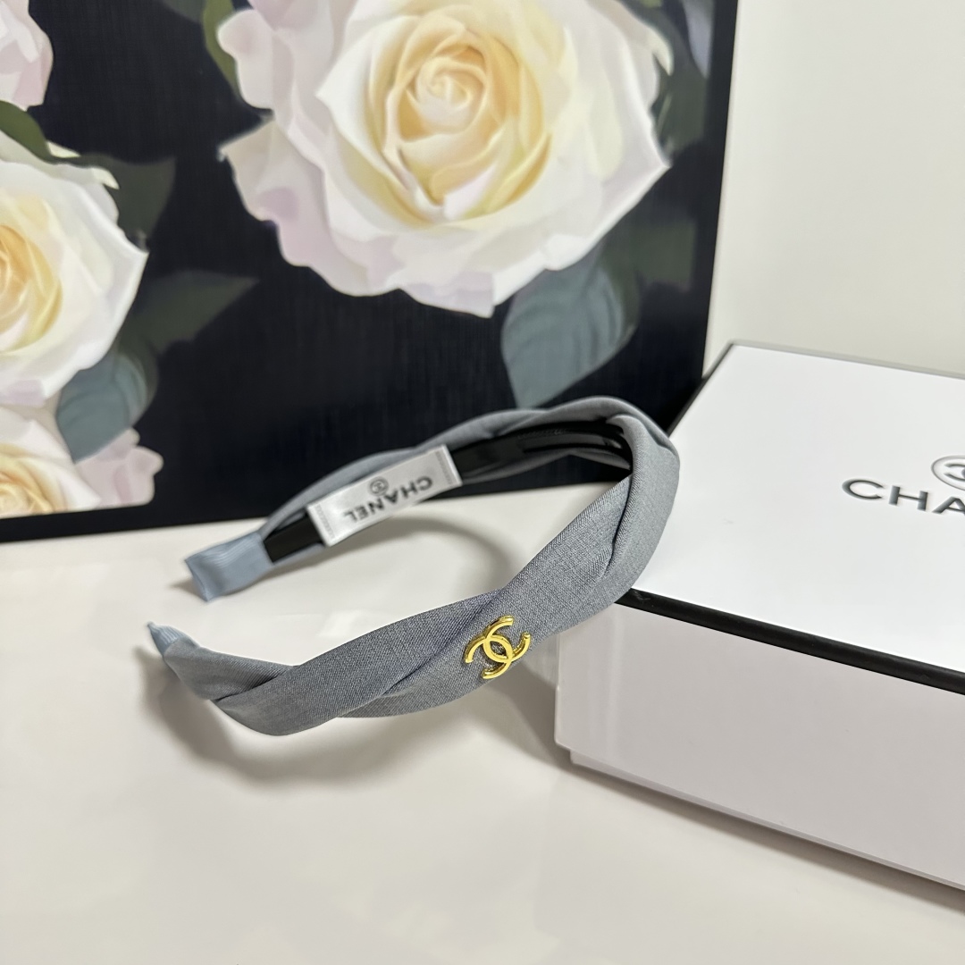  配专柜包装
Chanel（香奈儿）最新发箍
小仙女快入手
特殊材质 不嘞头
可盐可甜～
