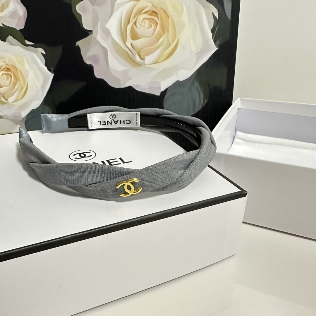  配专柜包装
Chanel（香奈儿）最新发箍
小仙女快入手
特殊材质 不嘞头
可盐可甜～