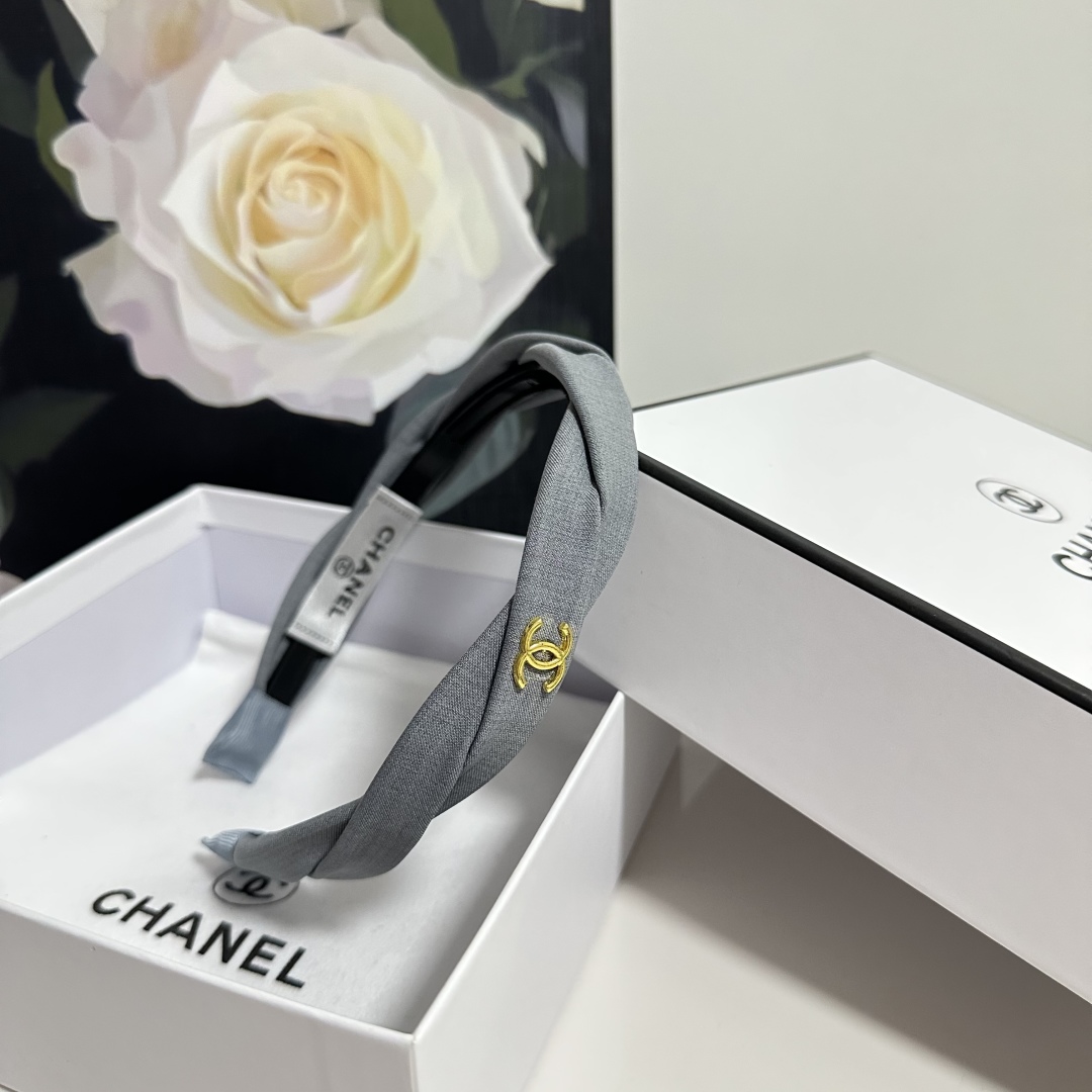  配专柜包装
Chanel（香奈儿）最新发箍
小仙女快入手
特殊材质 不嘞头
可盐可甜～