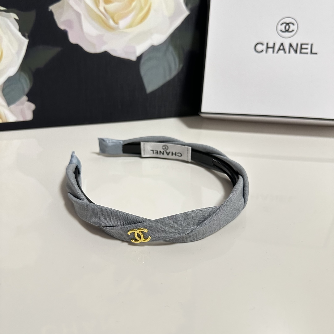  配专柜包装
Chanel（香奈儿）最新发箍
小仙女快入手
特殊材质 不嘞头
可盐可甜～