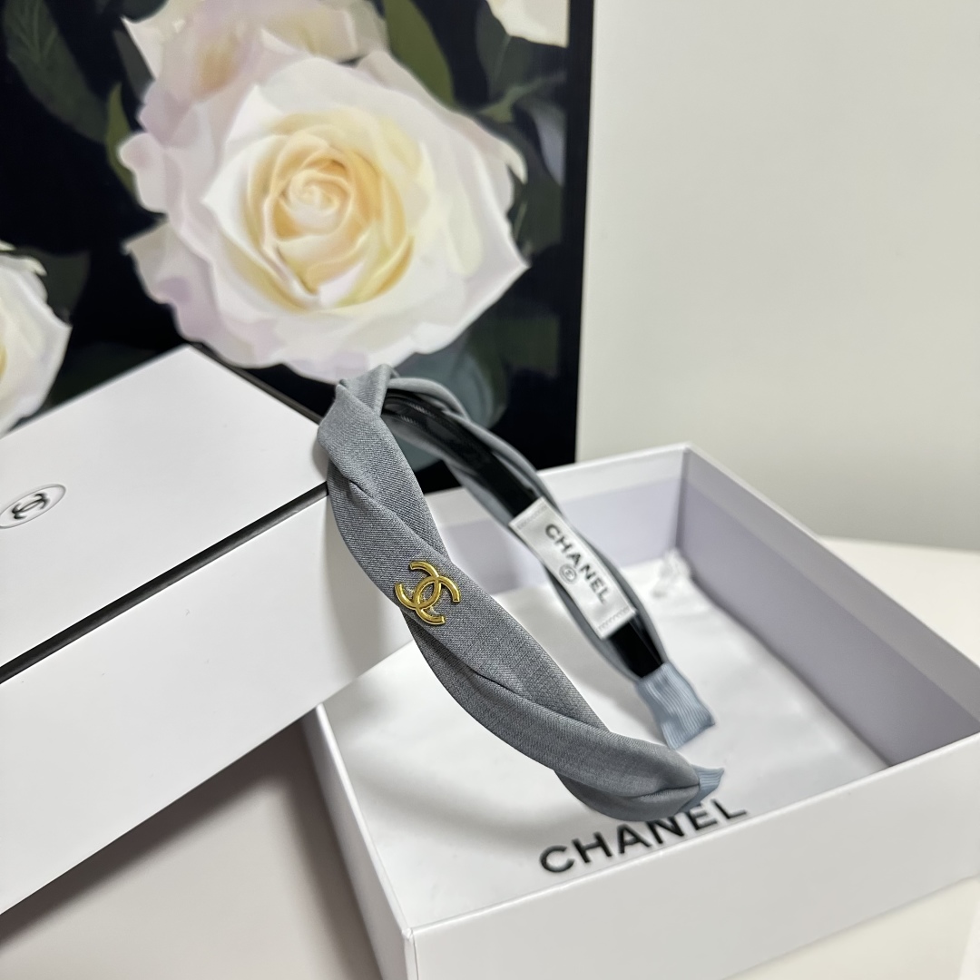  配专柜包装
Chanel（香奈儿）最新发箍
小仙女快入手
特殊材质 不嘞头
可盐可甜～