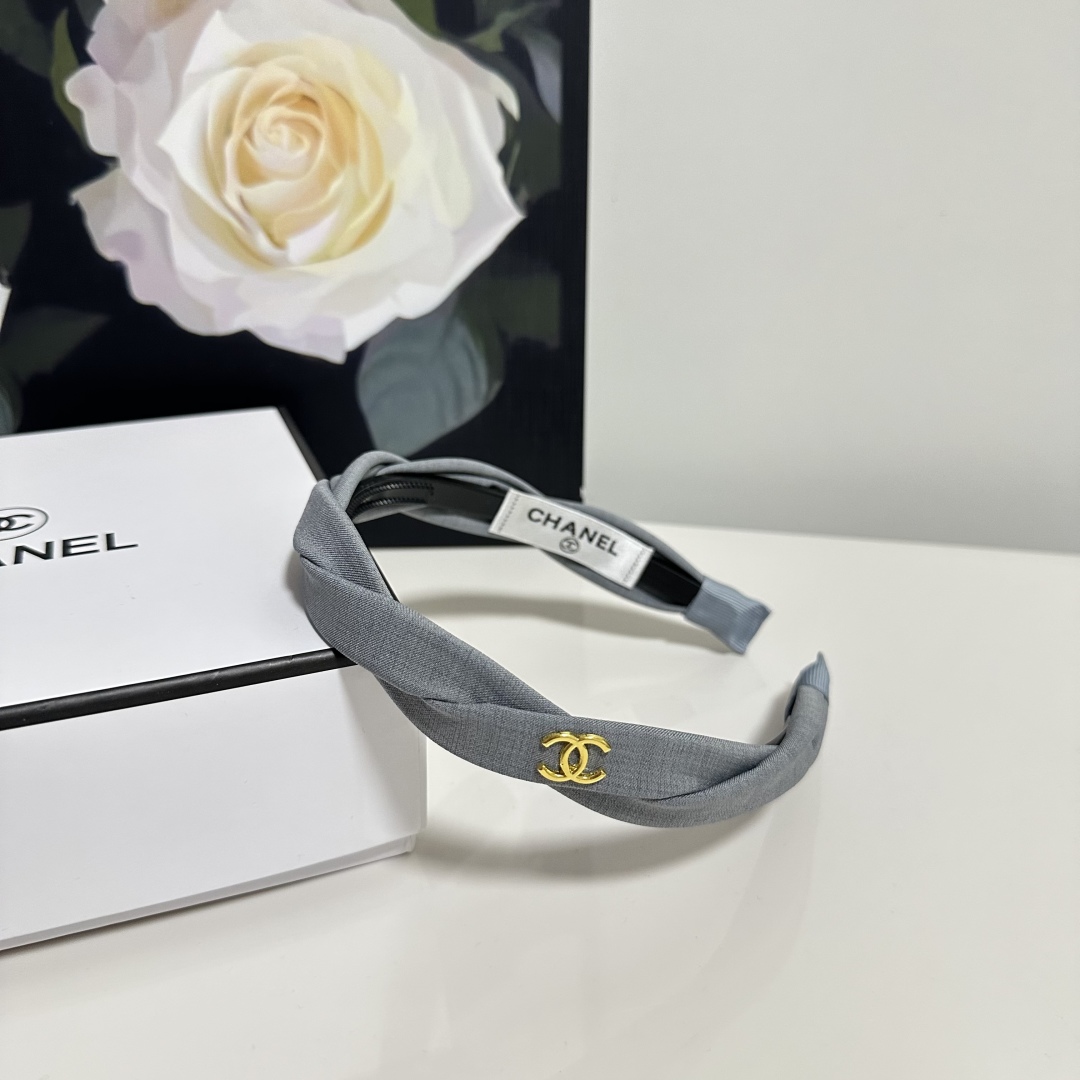  配专柜包装
Chanel（香奈儿）最新发箍
小仙女快入手
特殊材质 不嘞头
可盐可甜～