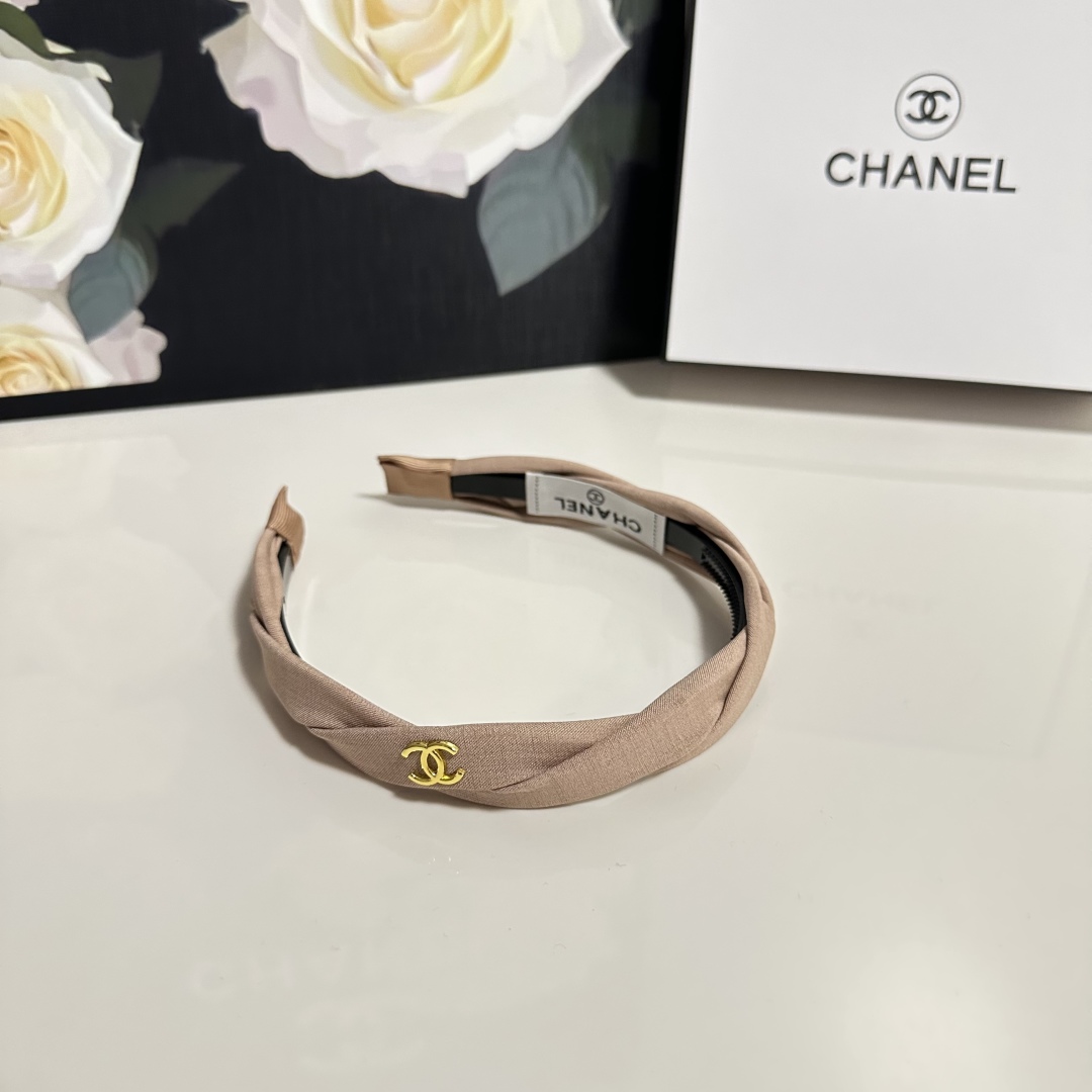  配专柜包装
Chanel（香奈儿）最新发箍
小仙女快入手
特殊材质 不嘞头
可盐可甜～
