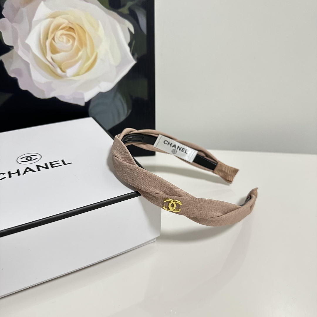  配专柜包装
Chanel（香奈儿）最新发箍
小仙女快入手
特殊材质 不嘞头
可盐可甜～