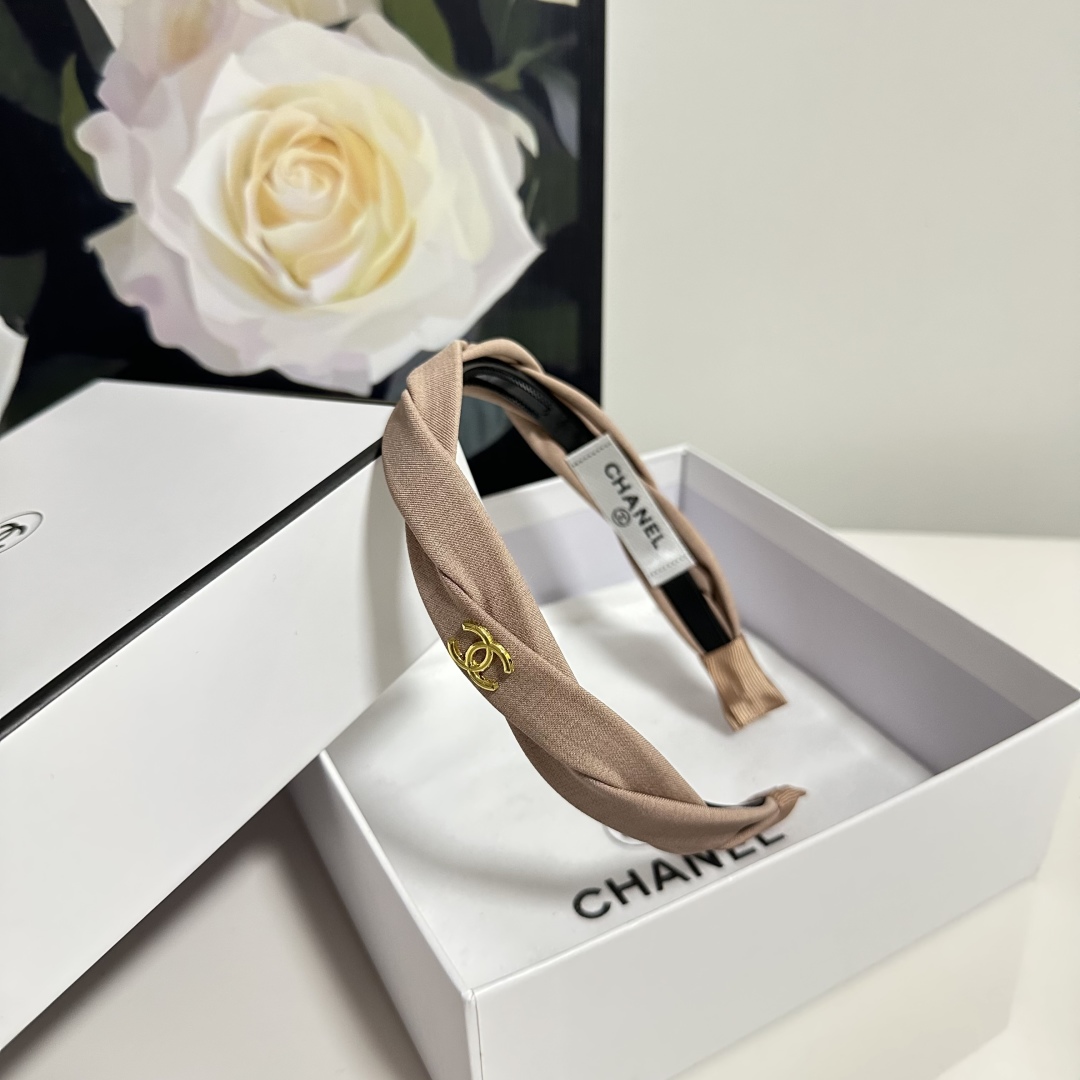  配专柜包装
Chanel（香奈儿）最新发箍
小仙女快入手
特殊材质 不嘞头
可盐可甜～