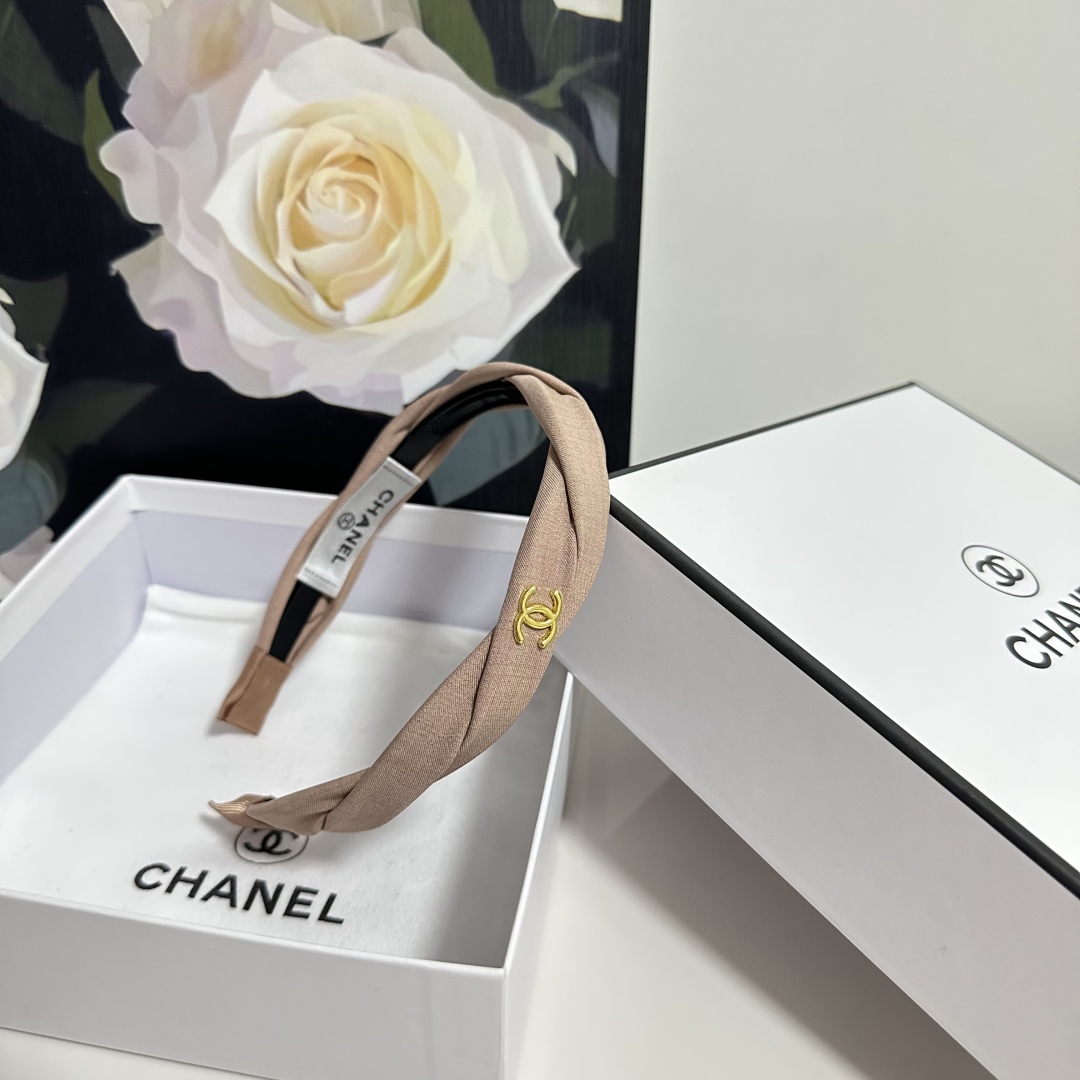  配专柜包装
Chanel（香奈儿）最新发箍
小仙女快入手
特殊材质 不嘞头
可盐可甜～