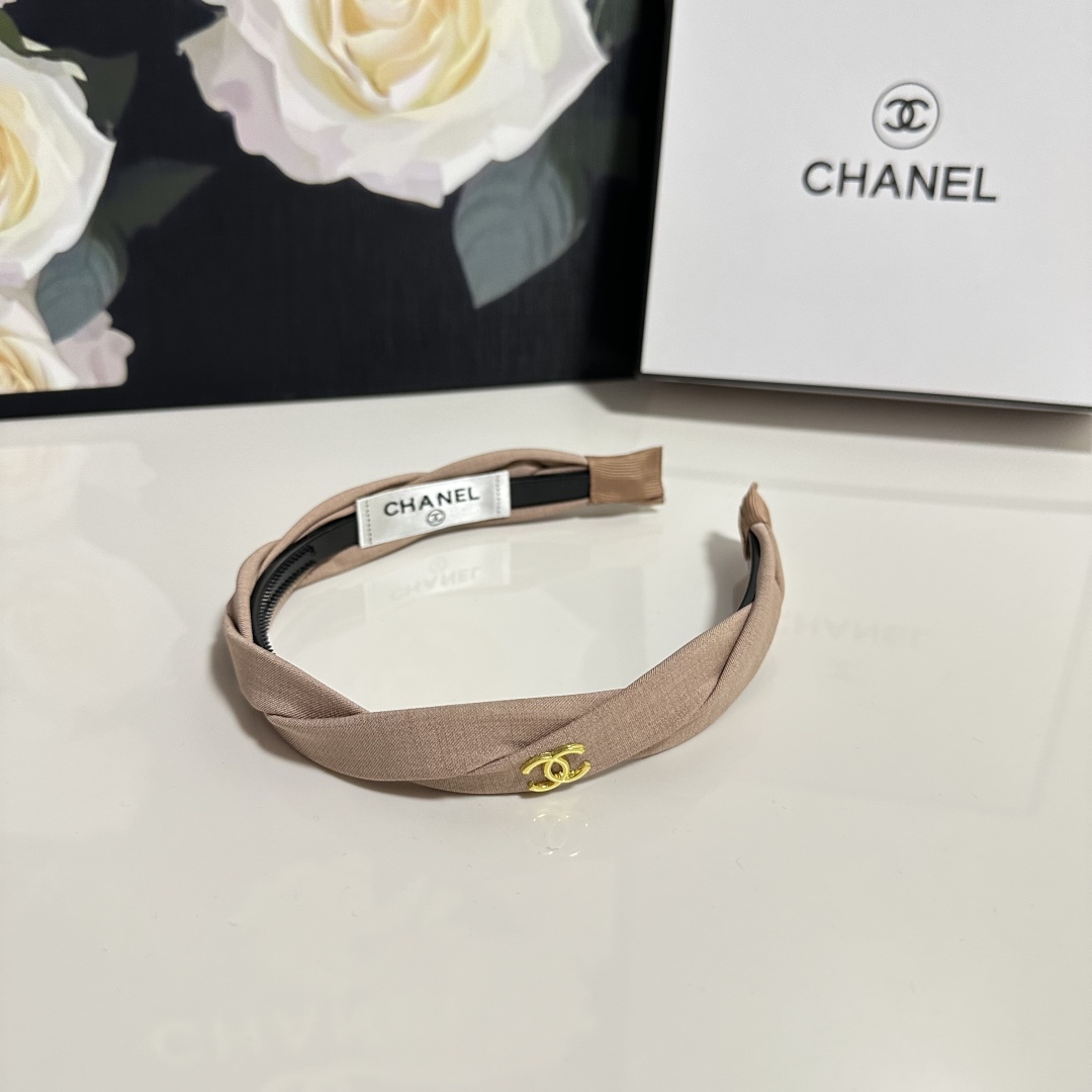  配专柜包装
Chanel（香奈儿）最新发箍
小仙女快入手
特殊材质 不嘞头
可盐可甜～