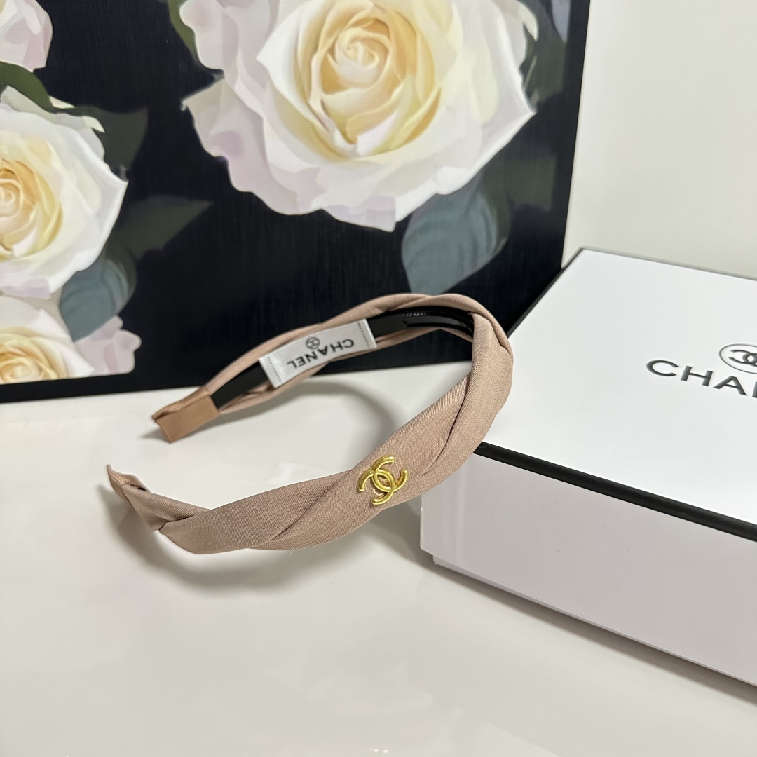  配专柜包装
Chanel（香奈儿）最新发箍
小仙女快入手
特殊材质 不嘞头
可盐可甜～
