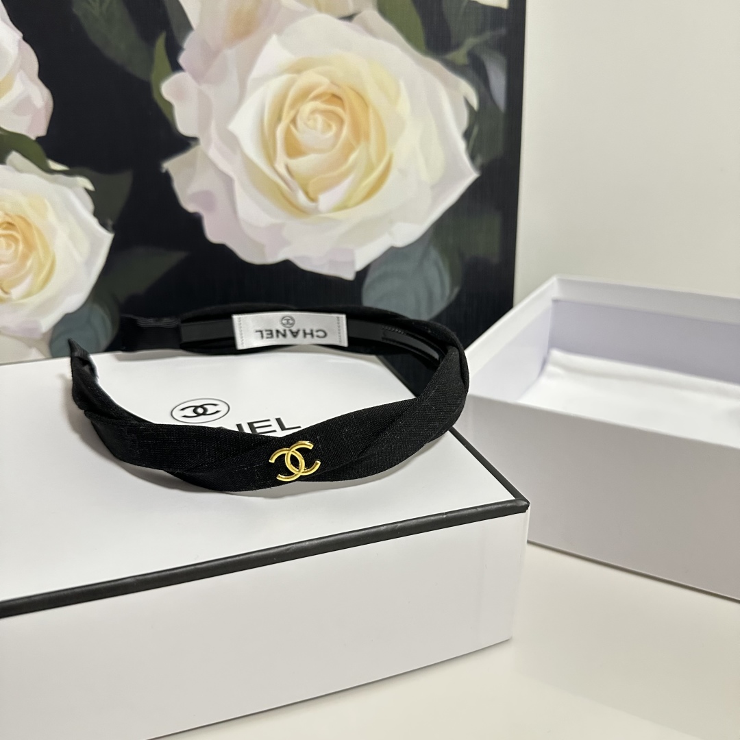  配专柜包装
Chanel（香奈儿）最新发箍
小仙女快入手
特殊材质 不嘞头
可盐可甜～