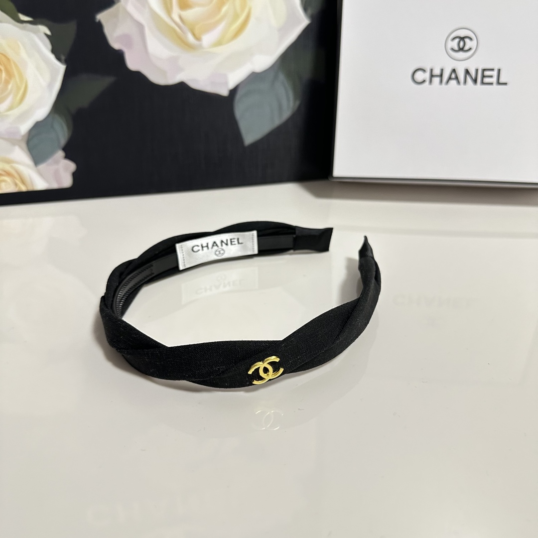  配专柜包装
Chanel（香奈儿）最新发箍
小仙女快入手
特殊材质 不嘞头
可盐可甜～