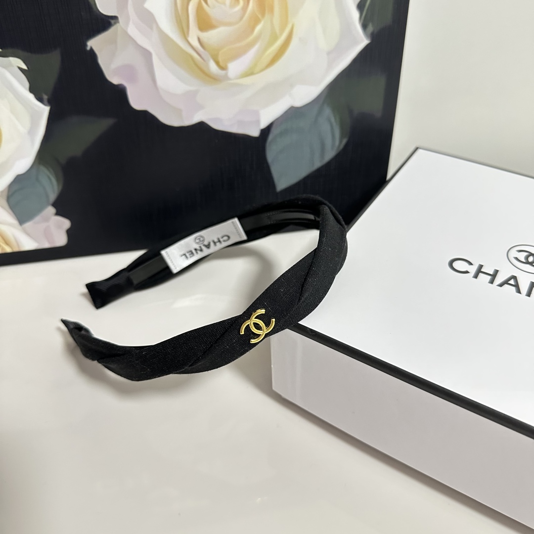  配专柜包装
Chanel（香奈儿）最新发箍
小仙女快入手
特殊材质 不嘞头
可盐可甜～