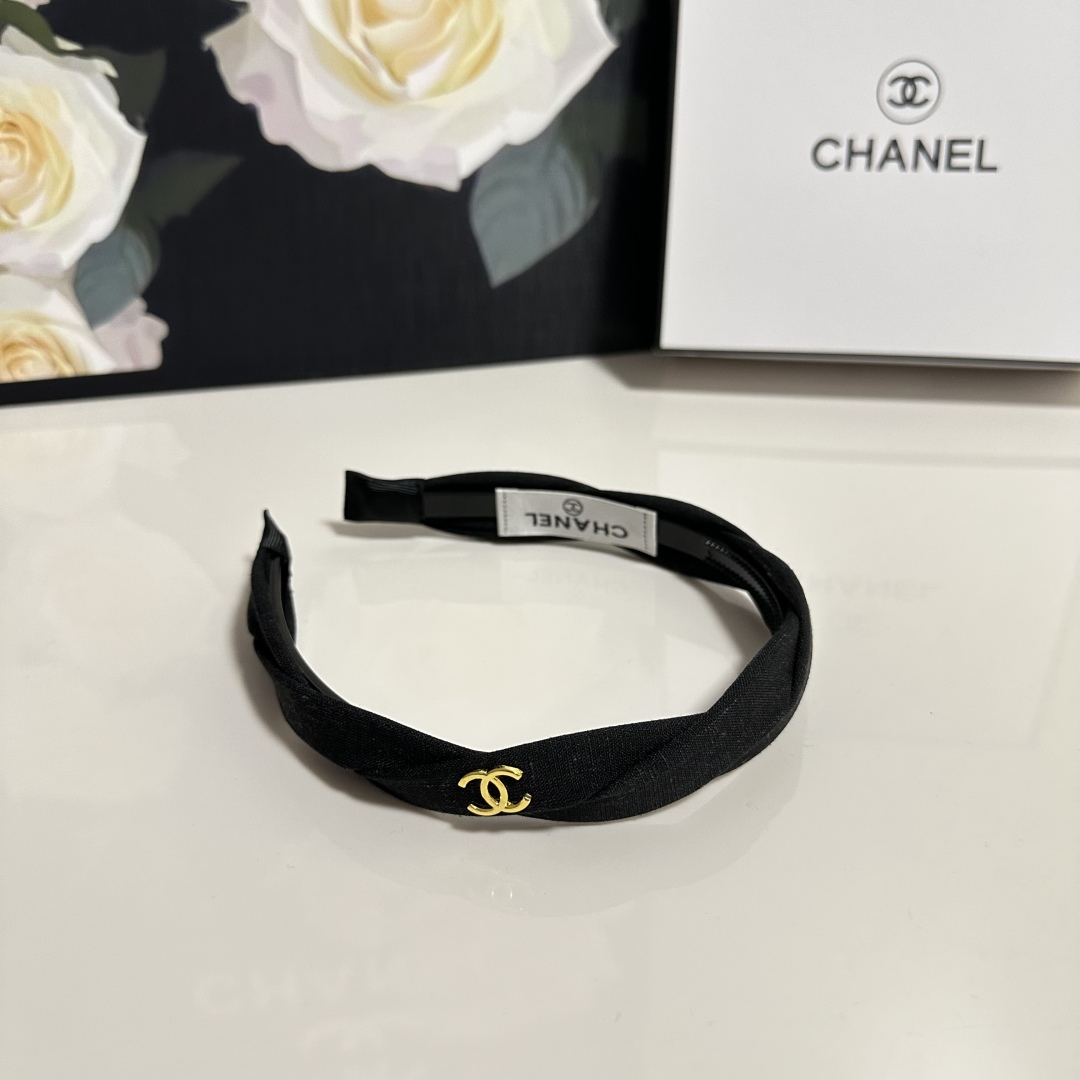  配专柜包装
Chanel（香奈儿）最新发箍
小仙女快入手
特殊材质 不嘞头
可盐可甜～
