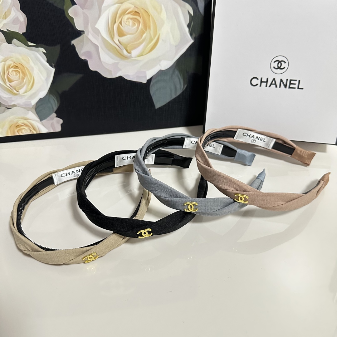  配专柜包装
Chanel（香奈儿）最新发箍
小仙女快入手
特殊材质 不嘞头
可盐可甜～