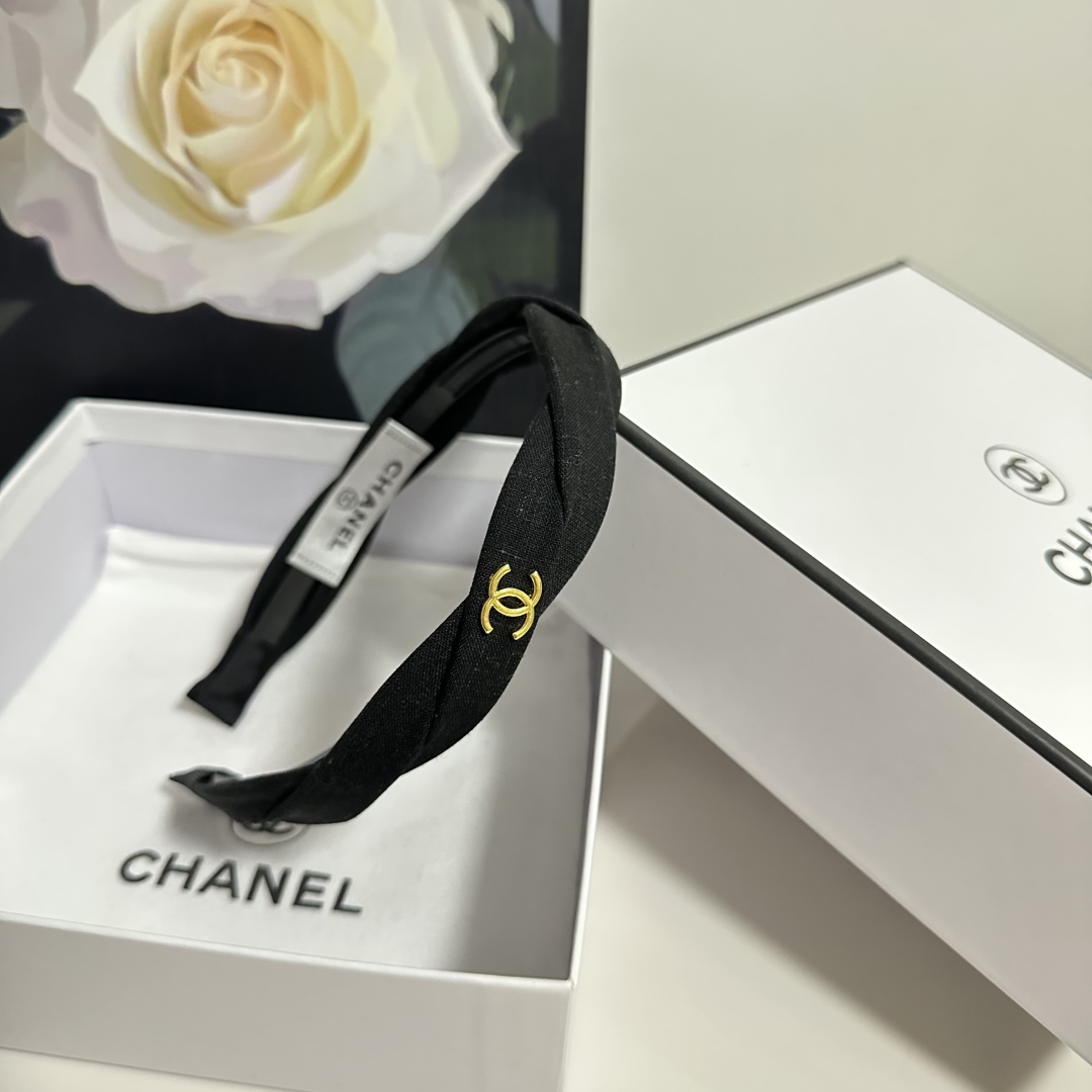  配专柜包装
Chanel（香奈儿）最新发箍
小仙女快入手
特殊材质 不嘞头
可盐可甜～