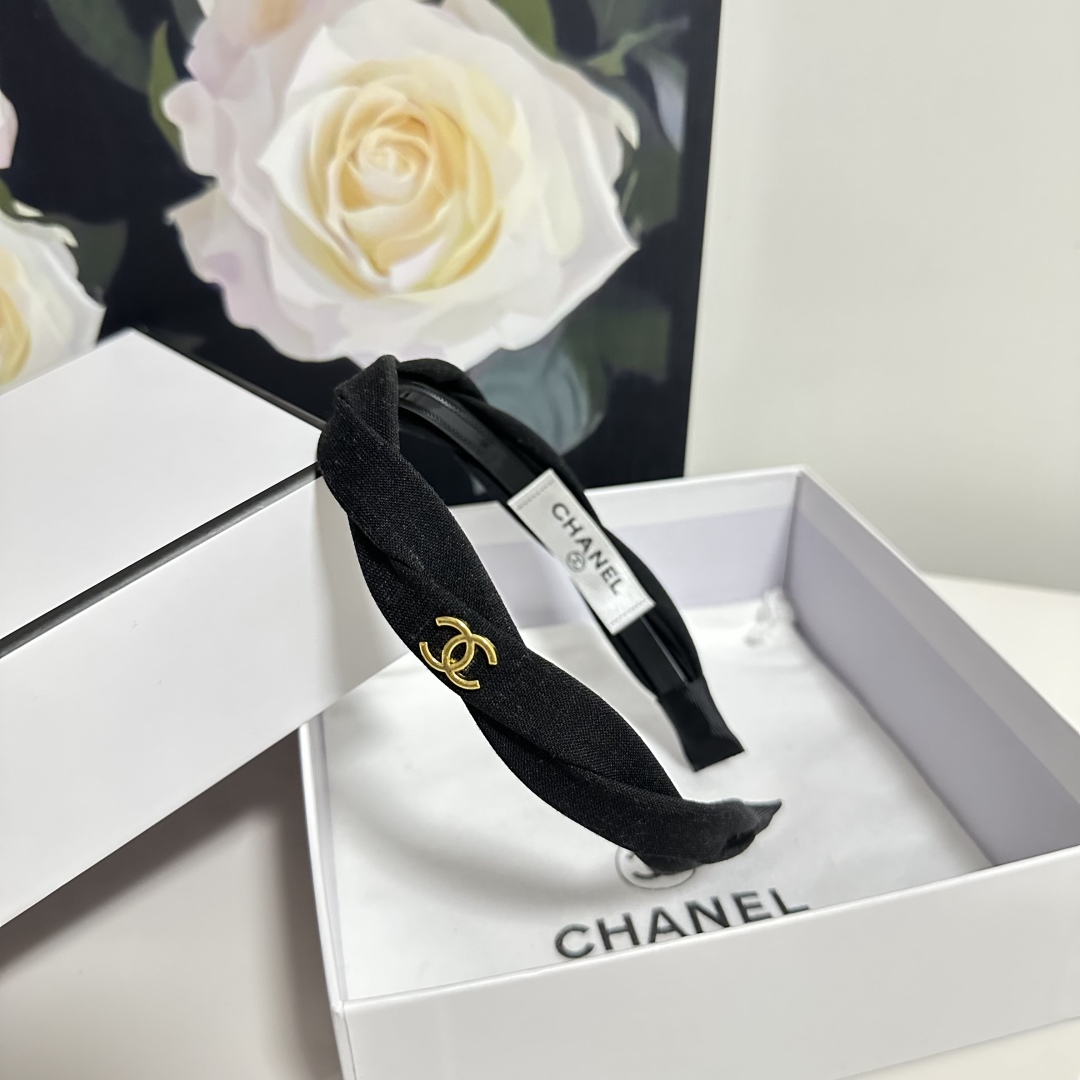  配专柜包装
Chanel（香奈儿）最新发箍
小仙女快入手
特殊材质 不嘞头
可盐可甜～