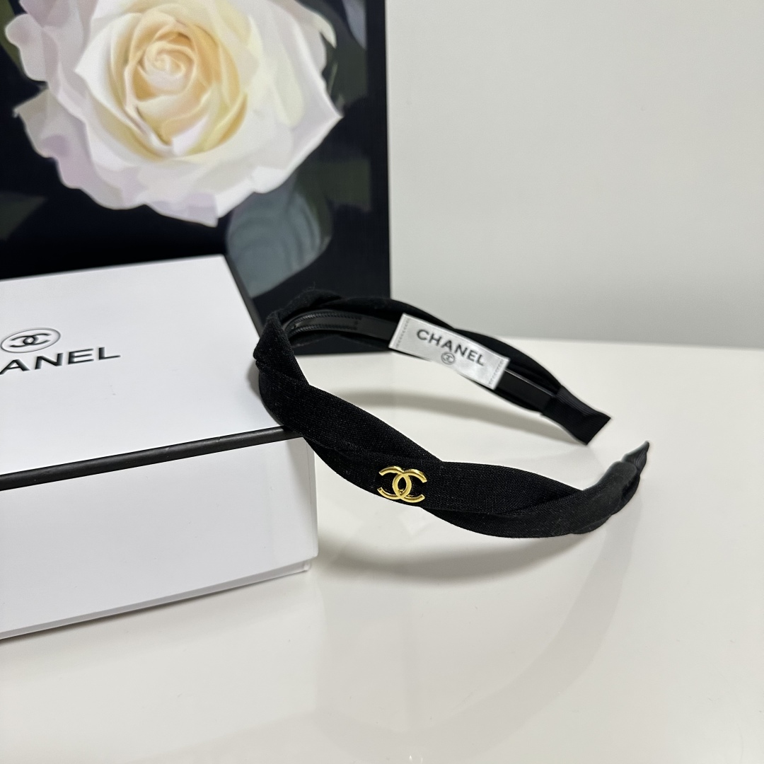  配专柜包装
Chanel（香奈儿）最新发箍
小仙女快入手
特殊材质 不嘞头
可盐可甜～