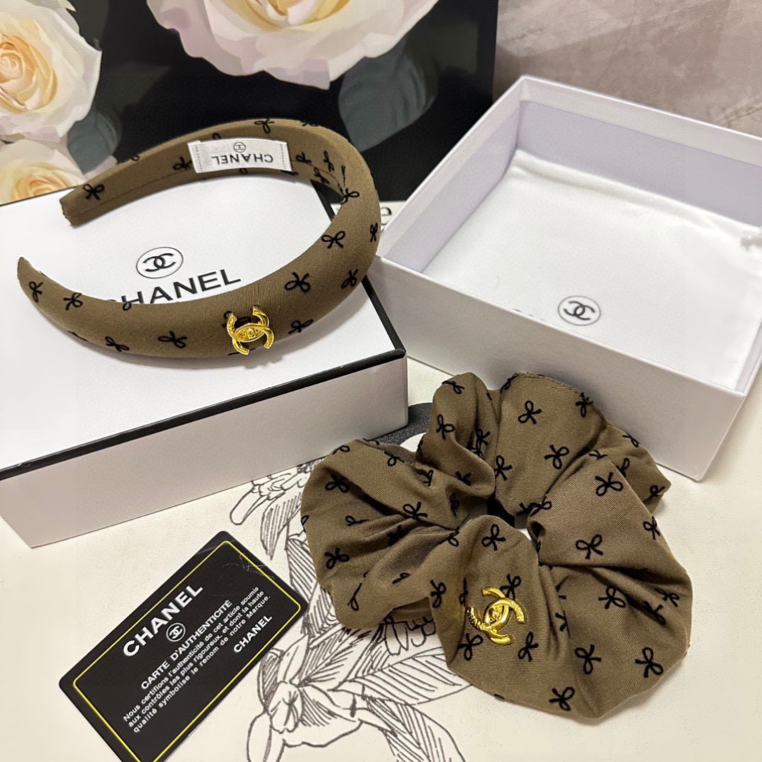  （两件套）配专柜包装 
Chanel（香奈儿）最新爆款来啦✨💫小香风两件套发箍➕发圈
优雅的girl值