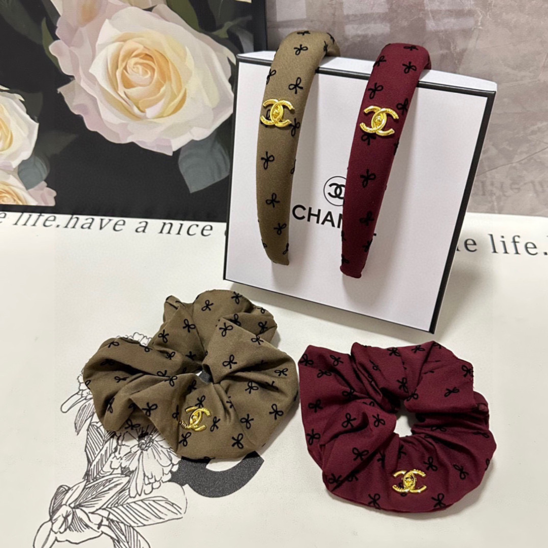  （两件套）配专柜包装 
Chanel（香奈儿）最新爆款来啦✨💫小香风两件套发箍➕发圈
优雅的girl值
