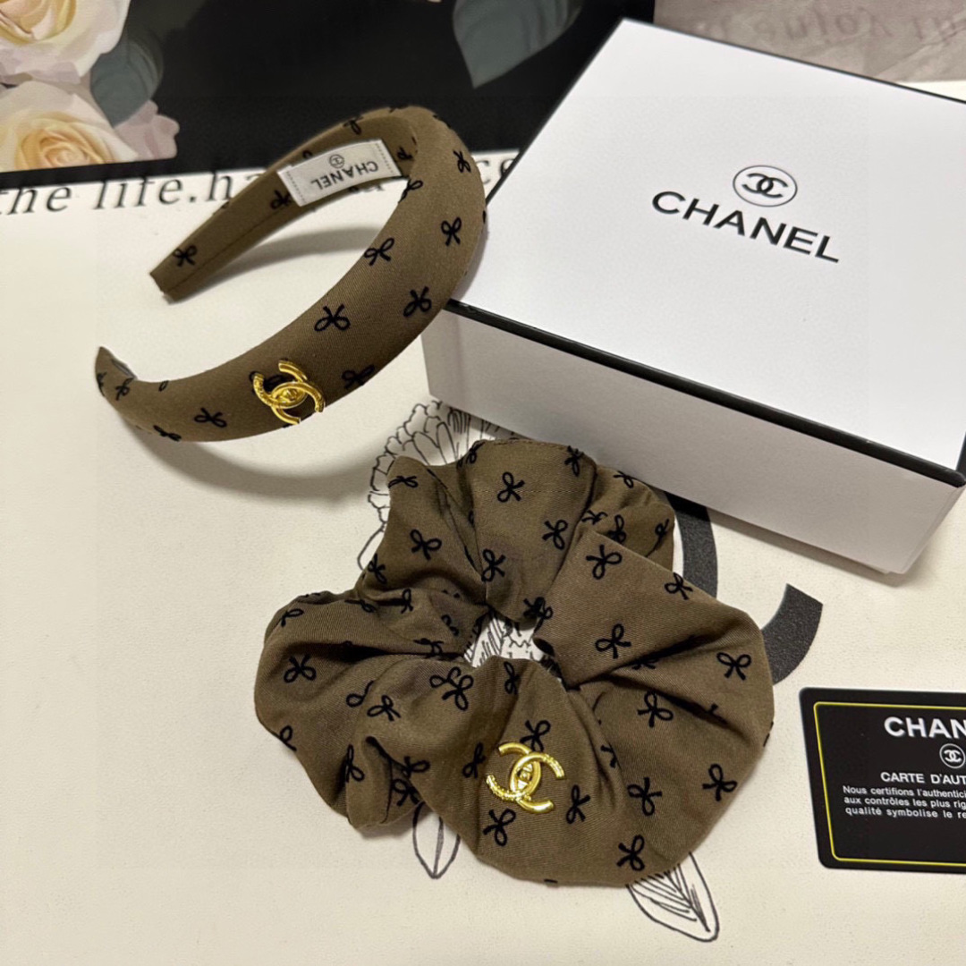  （两件套）配专柜包装 
Chanel（香奈儿）最新爆款来啦✨💫小香风两件套发箍➕发圈
优雅的girl值