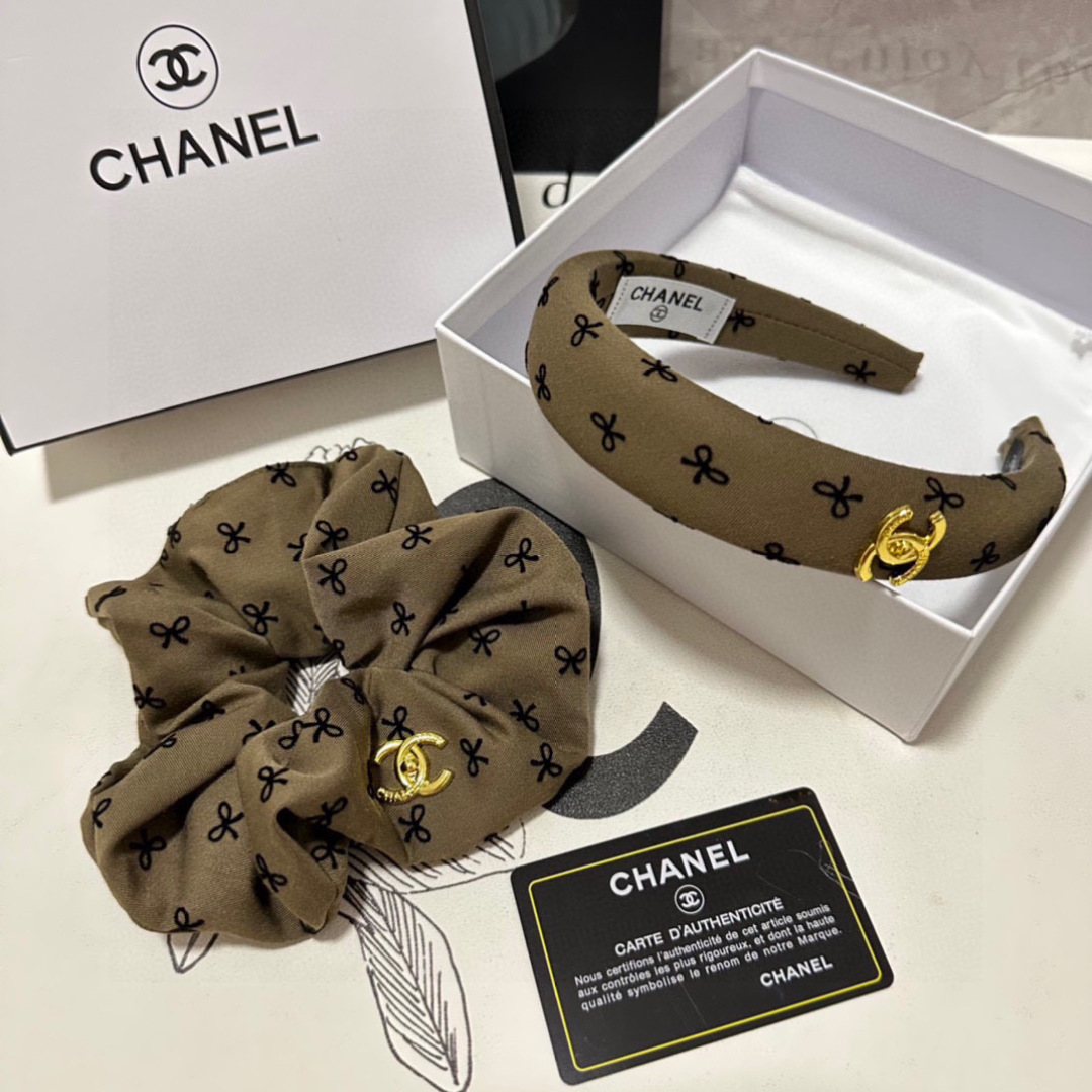  （两件套）配专柜包装 
Chanel（香奈儿）最新爆款来啦✨💫小香风两件套发箍➕发圈
优雅的girl值