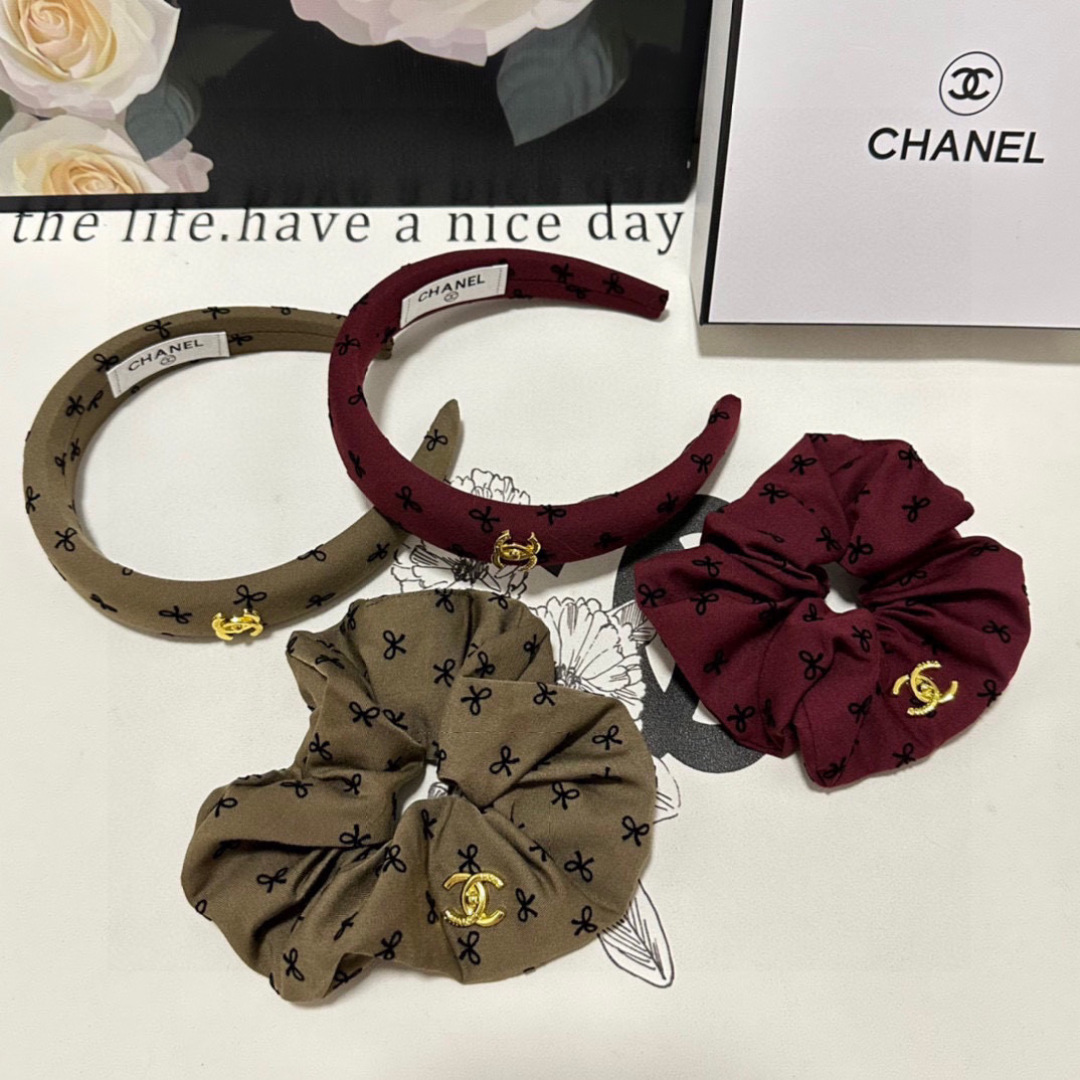  （两件套）配专柜包装 
Chanel（香奈儿）最新爆款来啦✨💫小香风两件套发箍➕发圈
优雅的girl值