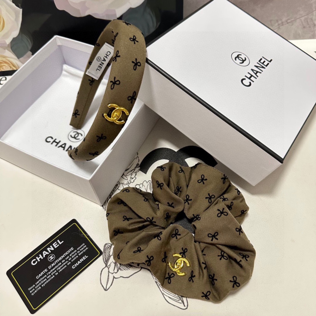  （两件套）配专柜包装 
Chanel（香奈儿）最新爆款来啦✨💫小香风两件套发箍➕发圈
优雅的girl值