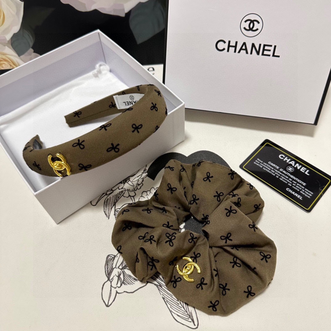  （两件套）配专柜包装 
Chanel（香奈儿）最新爆款来啦✨💫小香风两件套发箍➕发圈
优雅的girl值