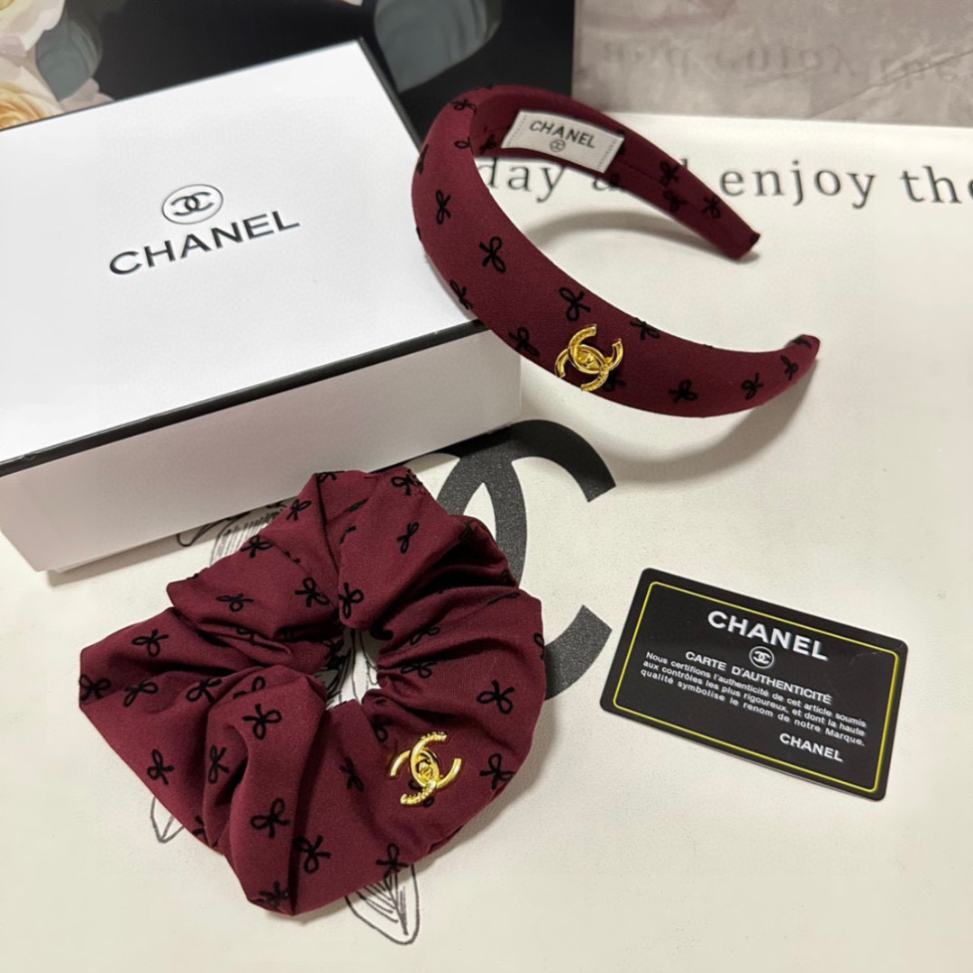  （两件套）配专柜包装 
Chanel（香奈儿）最新爆款来啦✨💫小香风两件套发箍➕发圈
优雅的girl值