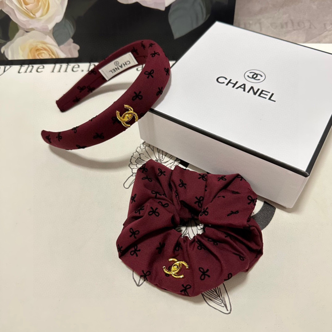  （两件套）配专柜包装 
Chanel（香奈儿）最新爆款来啦✨💫小香风两件套发箍➕发圈
优雅的girl值