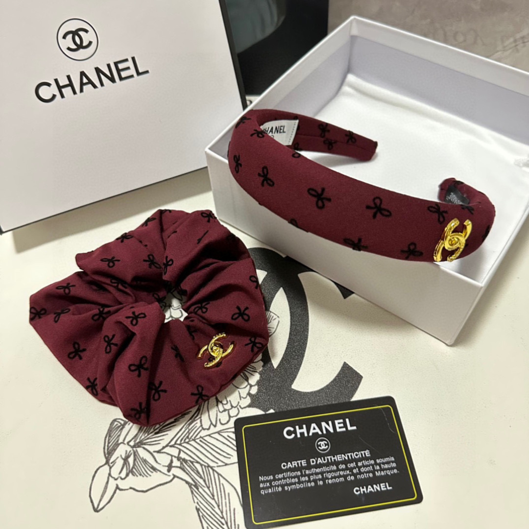  （两件套）配专柜包装 
Chanel（香奈儿）最新爆款来啦✨💫小香风两件套发箍➕发圈
优雅的girl值