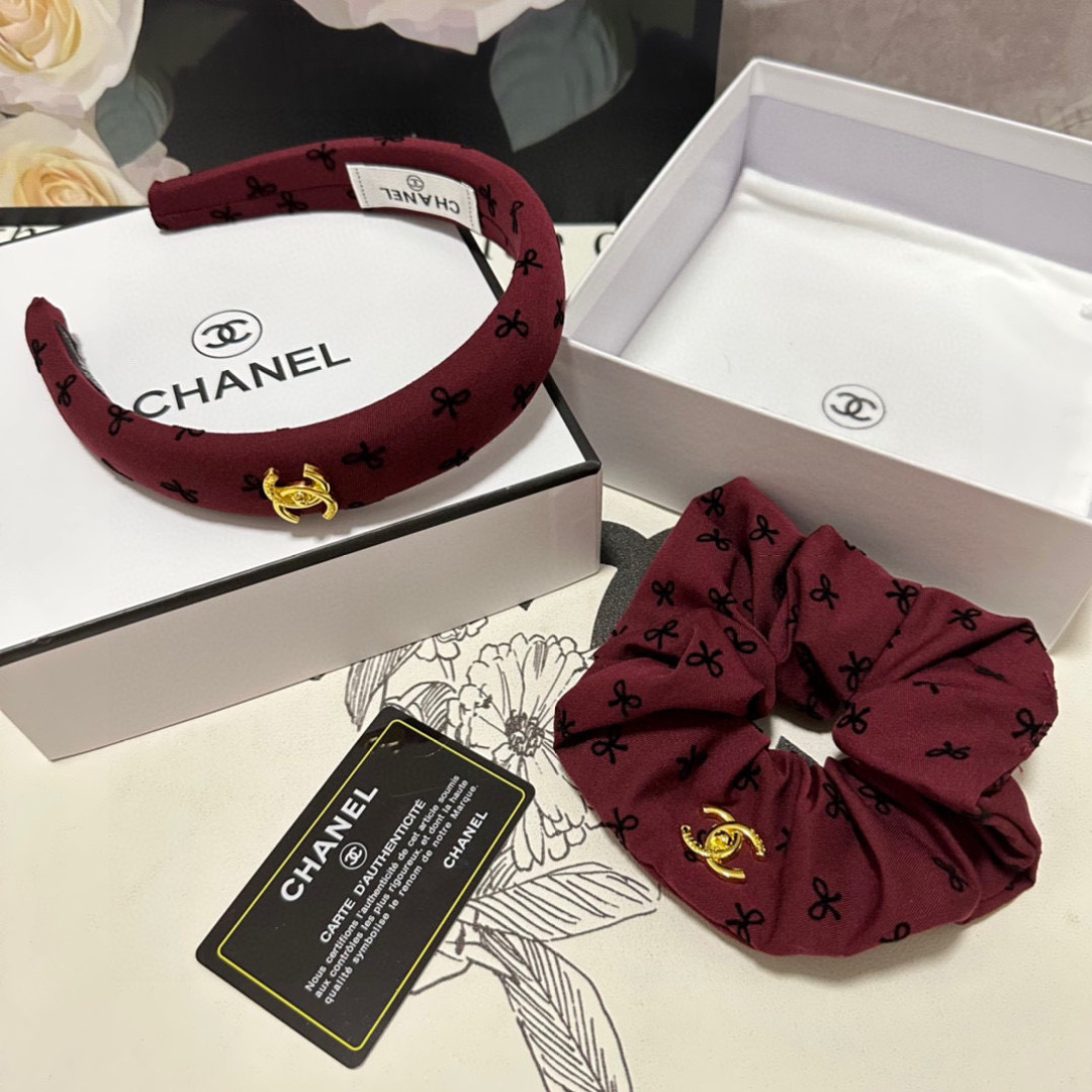 （两件套）配专柜包装 
Chanel（香奈儿）最新爆款来啦✨💫小香风两件套发箍➕发圈
优雅的girl值