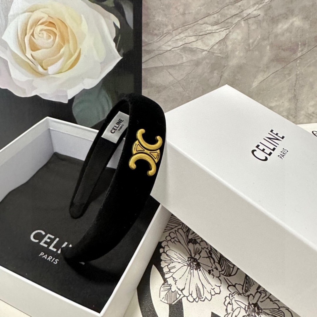 配专柜包装
Celine（赛琳）最新丝绒发箍
官网同款 小仙女快入手
特殊材质 不嘞头
可盐可甜～